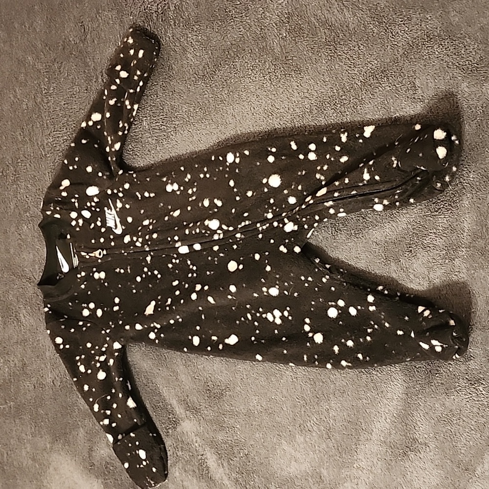 Nike sleeper. Newborn. Black and white